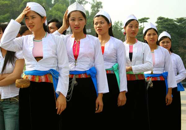 Chiếc khăn đội đầu điểm xuyết cho những bộ váy áo